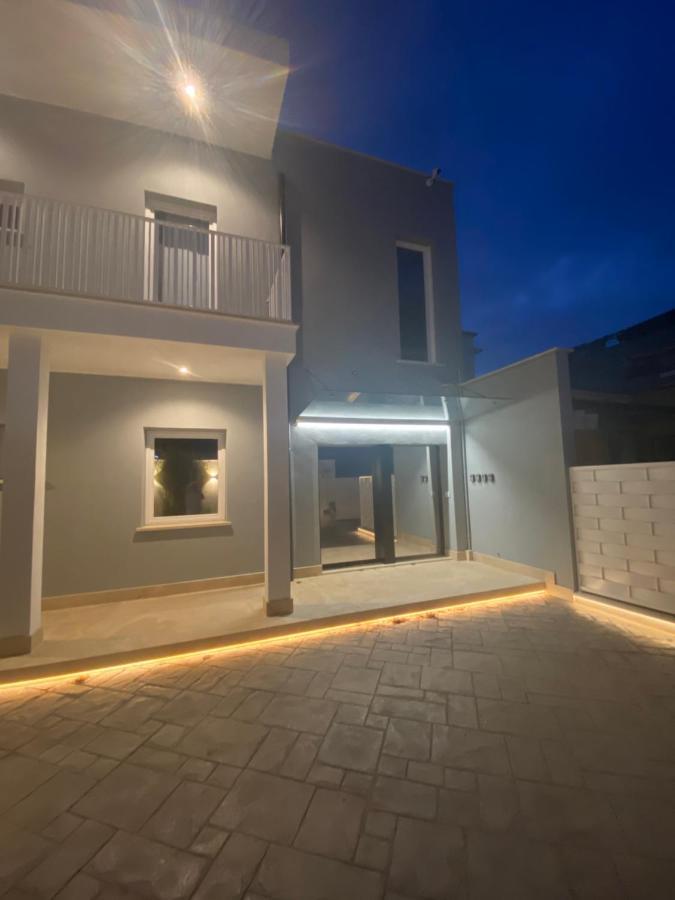 Grey House Guest House Luxury Латина Экстерьер фото