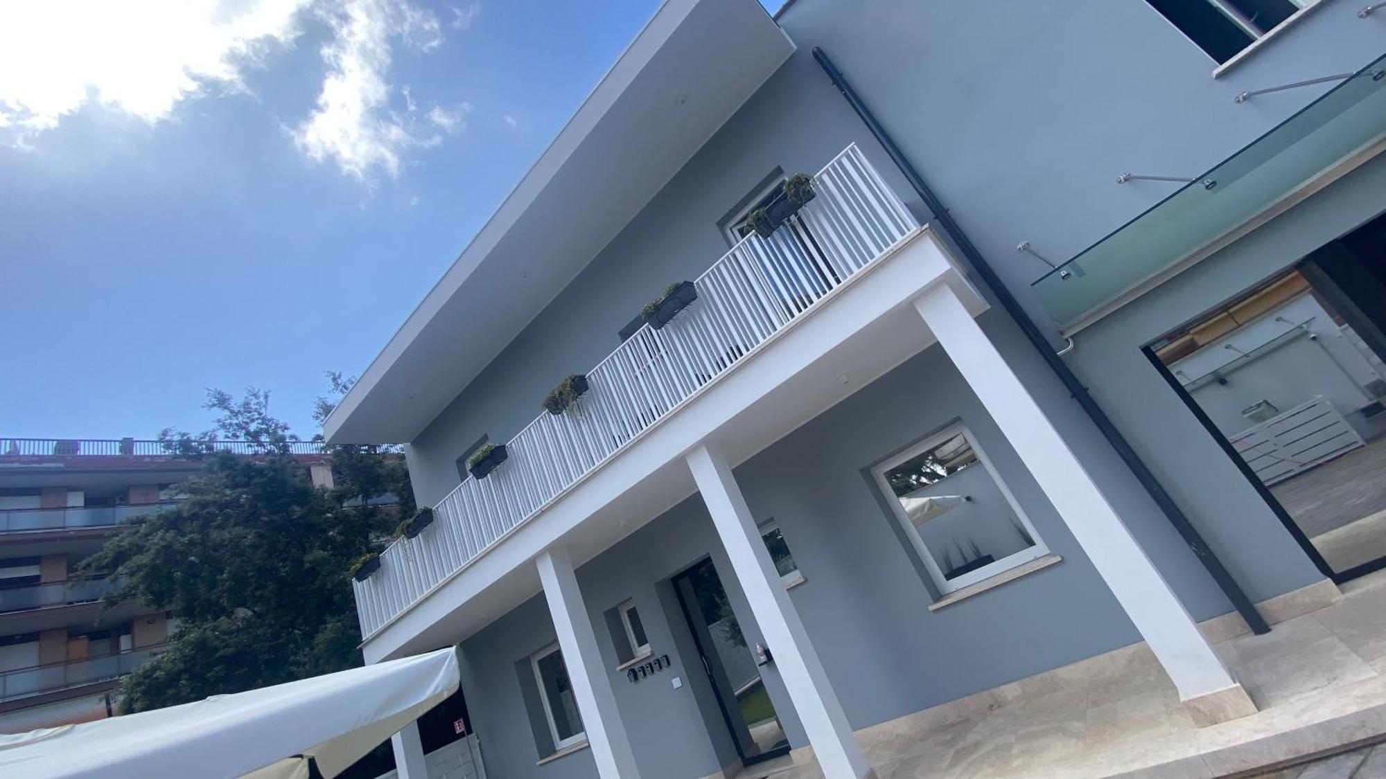 Grey House Guest House Luxury Латина Экстерьер фото